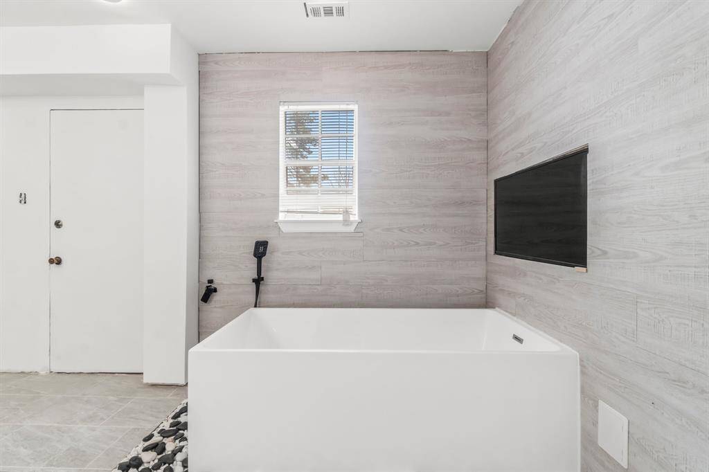 Soaking tub + TV