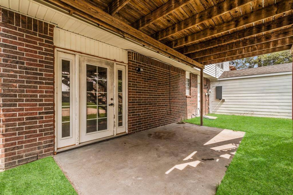 Covered patio right off of the primary suite provides shade for those hot texas summers.