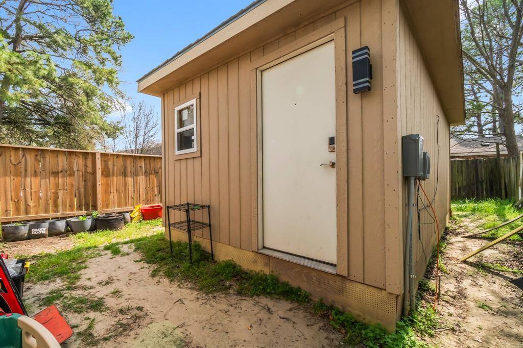 Surprise detached apartment with bedroom, bathroom and utility room.