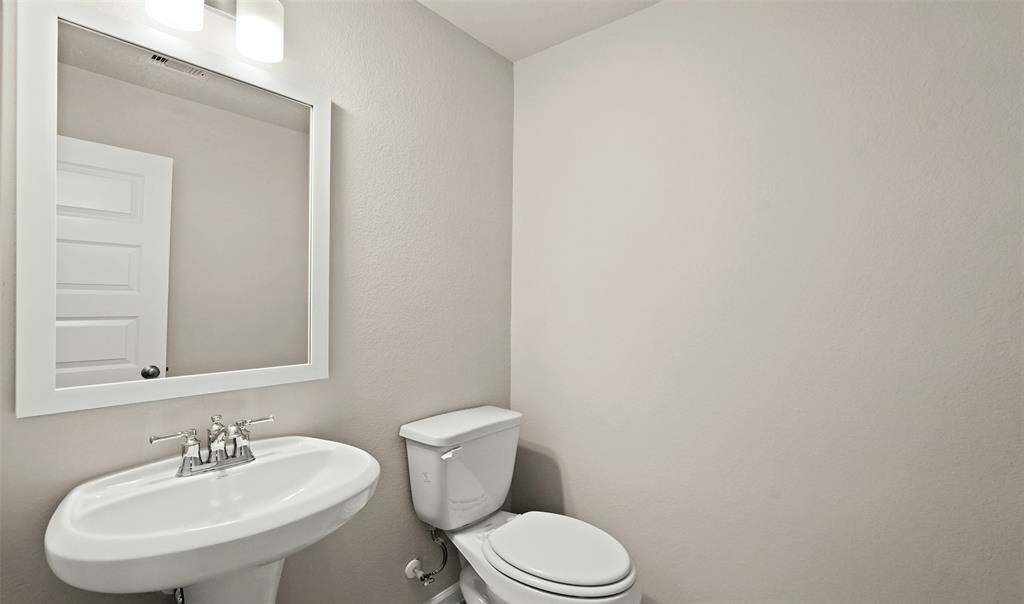 Powder bath (*Photo not of actual home and used for illustration purposes only.)