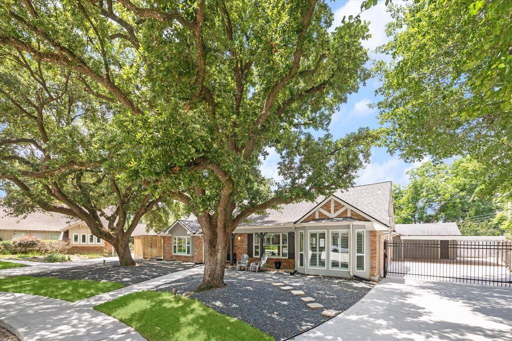 7827 Fairdale in Briarmeadow is the perfect home for you.