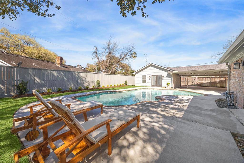 Get your tan rocking in the Pool, which provides you with unobstructed sunshine.