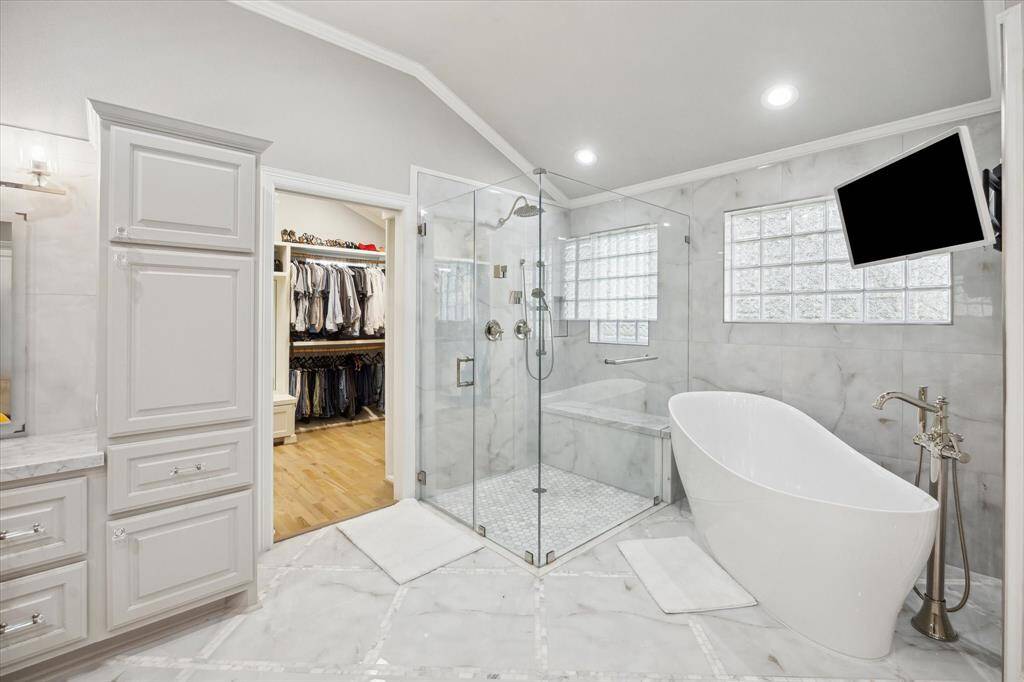 ...a slipper Tub and a private Water Closet.  A suite at the Ritz? Nope, but don't the Ritz wish they had Bathrooms this spectacular?