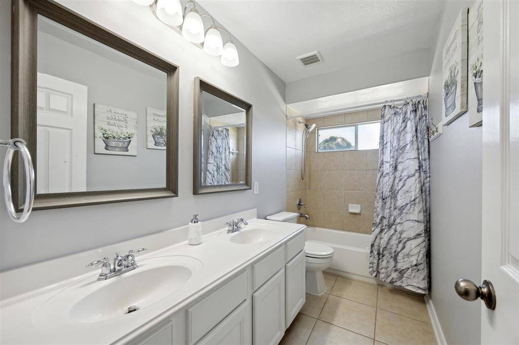 This is the second full bath upstairs, that is shared with bedrooms 2 and 3.