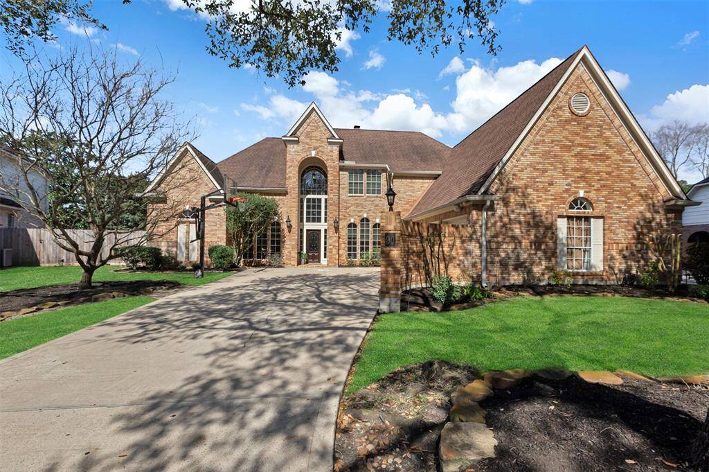 Welcome to 90 W Lakemist Circle, a spacious, elegant 4 bedroom brick home with sparking pool/spa and amazing outdoor living oasis. In addition to a 3 car garage, it features a long driveway and a charming front yard, offering great curb appeal.