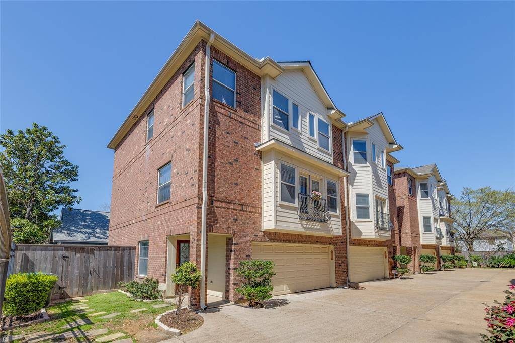 Wonderful location of this Heights home which is conveniently located close to retail and restaurants including MKT, Heights Mercantile, 19th street shopping district and Heights hike and bike trail. Located in a small gated townhome complex, situated on a corner with a private yard.