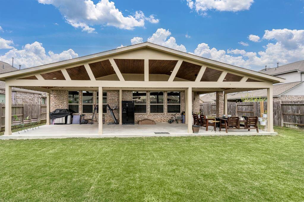 This patio is a It’s a perfect blend of comfort and style, offering a great space for both relaxation and entertaining, no matter the weather.