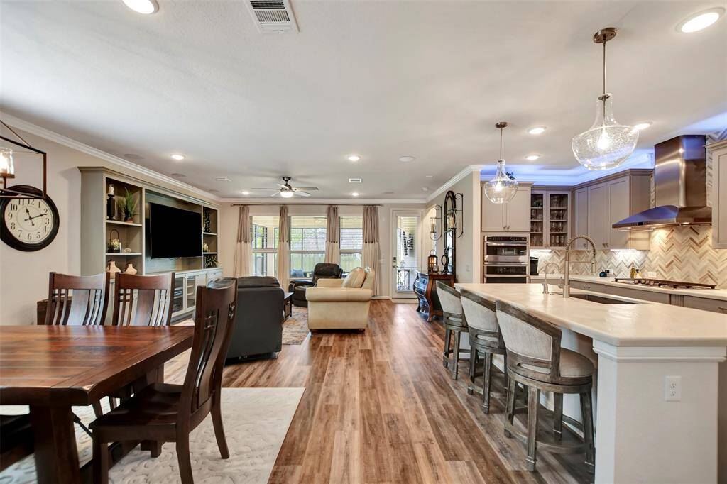 Open floorplan, great for entertaining!