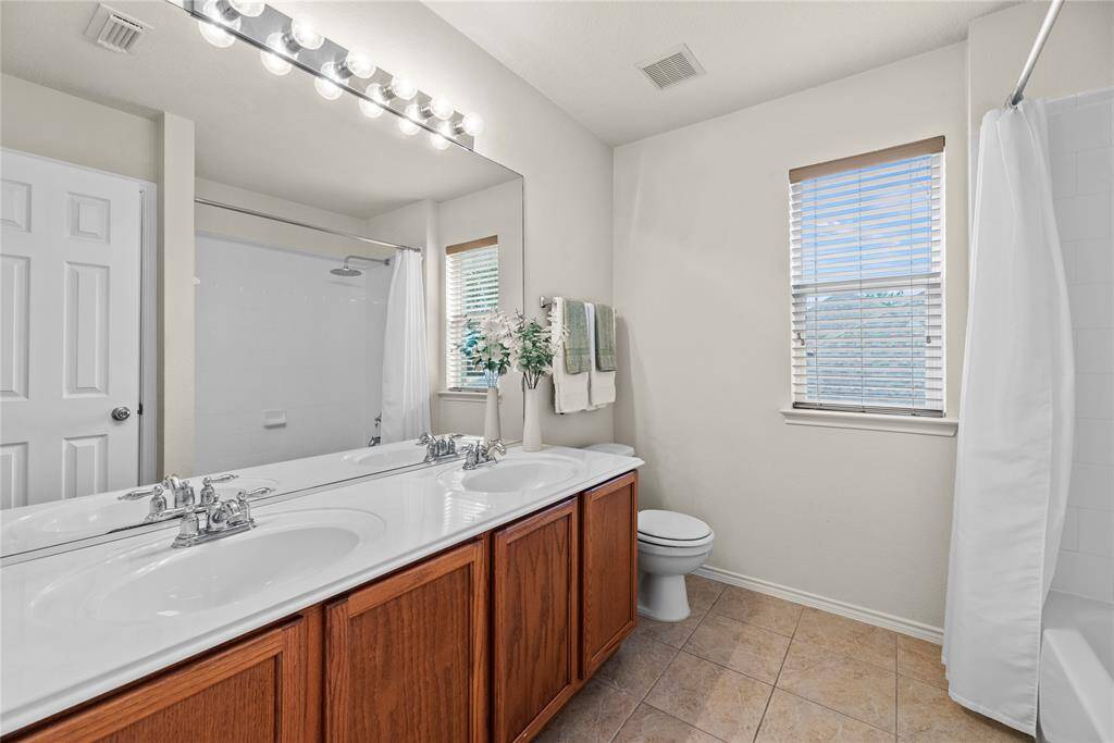 Secondary bathroom upstairs with 2 sinks.