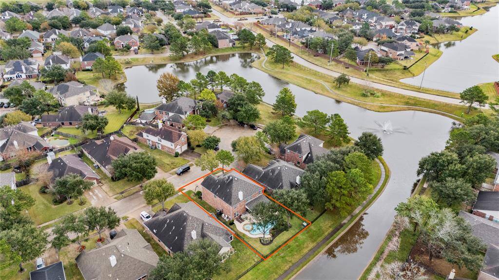 Gorgeous lakes all over this community.