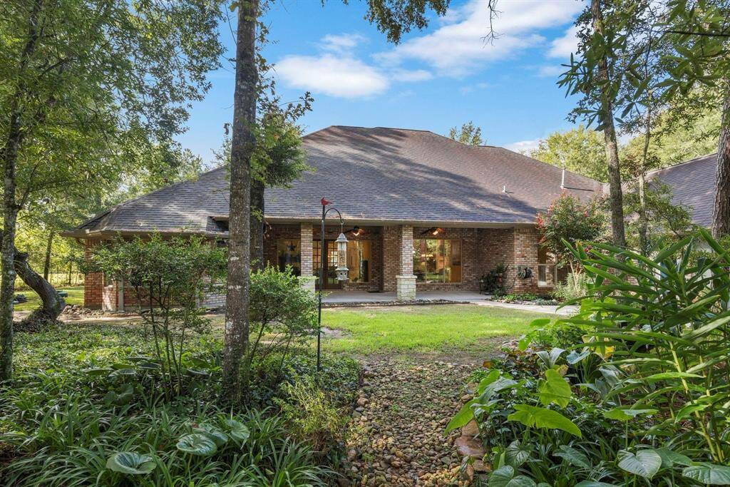 Covered porch. Landscaping gives nice privacy.