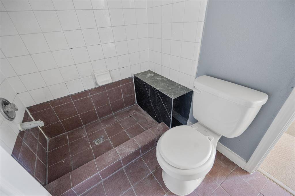 A shared bathroom between 2 bedrooms
