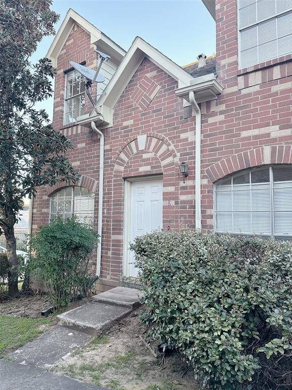 This corner lot unit offers tremendous amount of natural light and airy vibe.