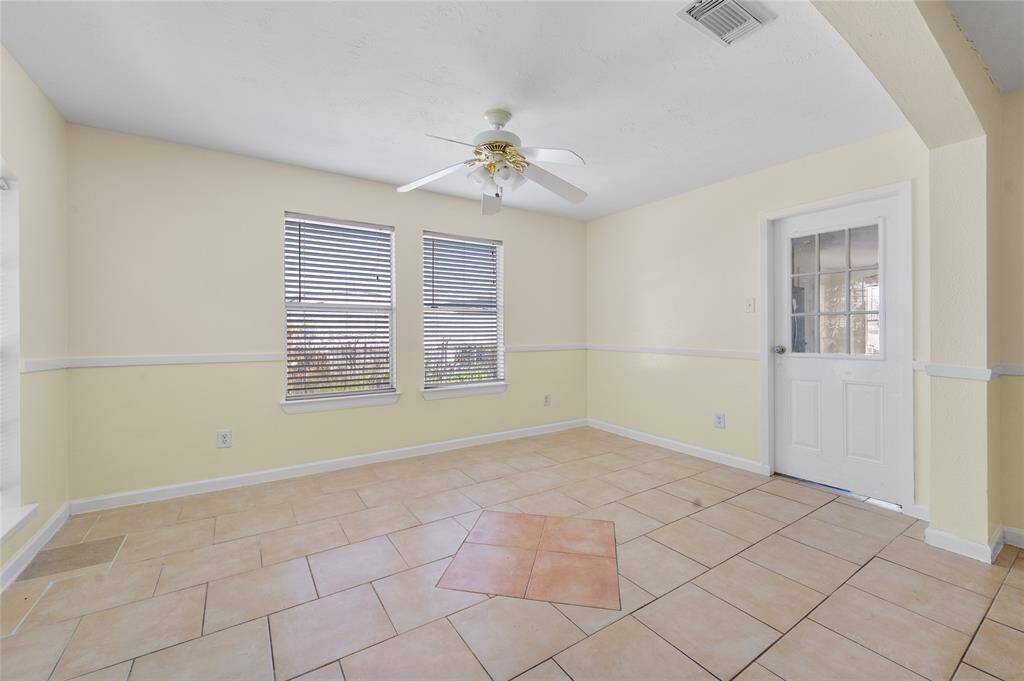 Double size living area with ceiling fans on both sides
