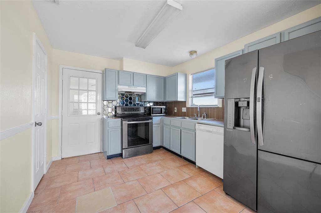 Decent size kitchen of full set of appliances.