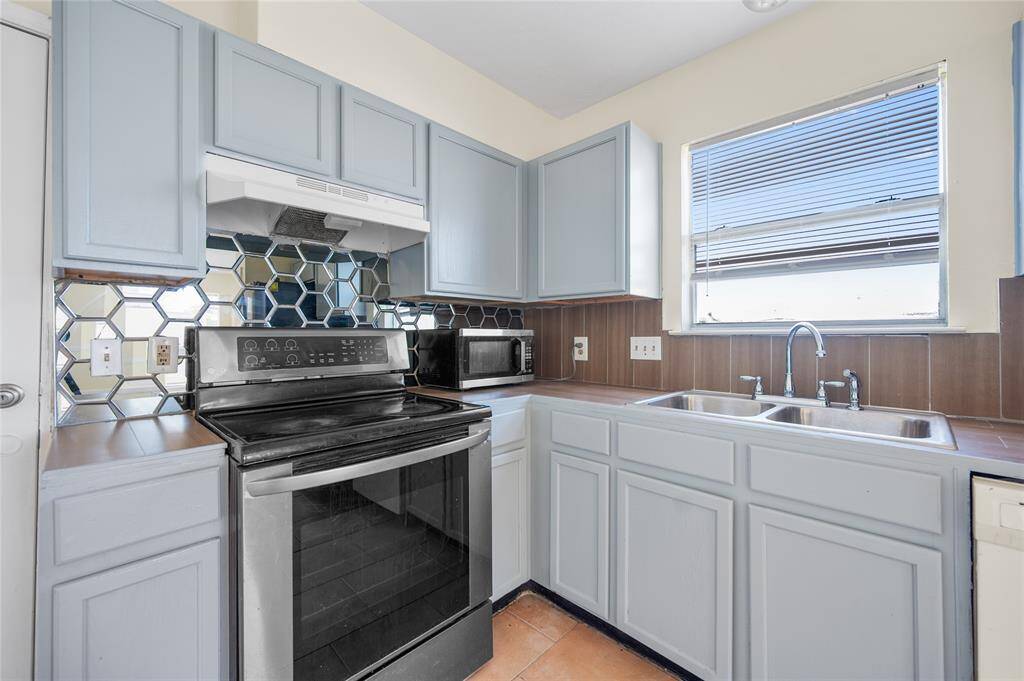 Very neat & bright kitchen