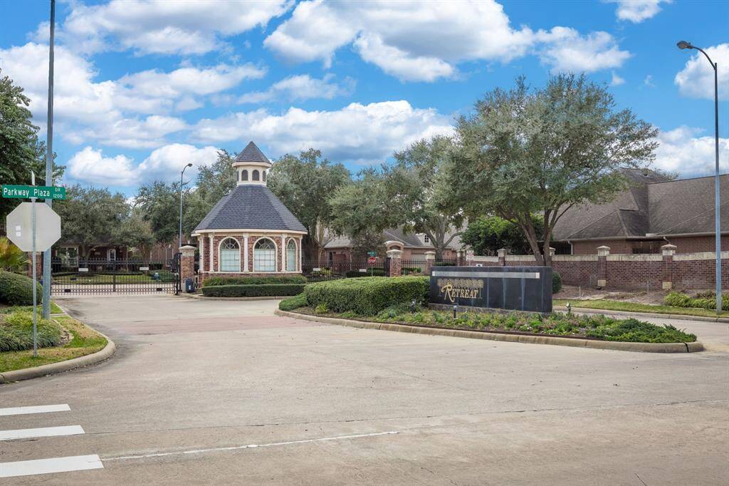 The Retreat gated entrance in Parkway Villages. Located in the heart of the Energy Corridor.