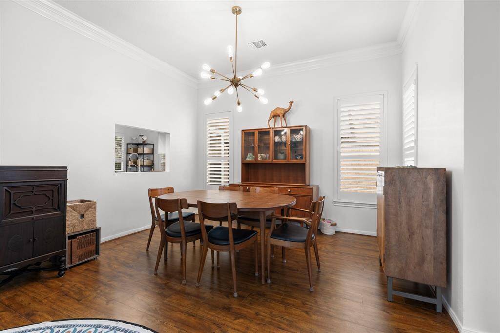 Beautiful wood laminate flooring in all living areas and bedrooms.