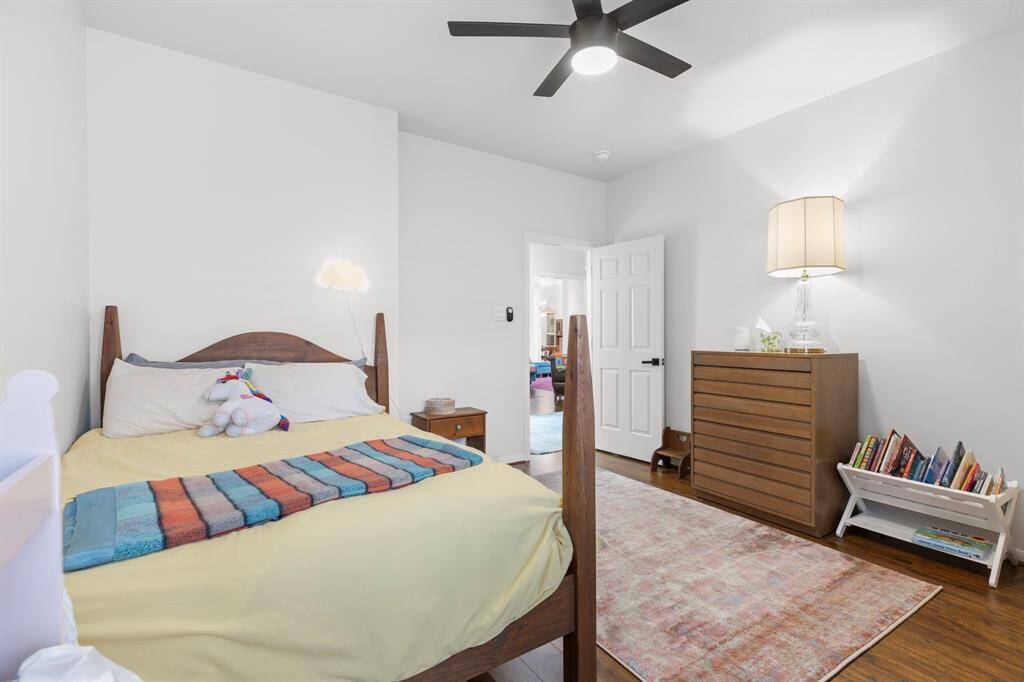Big secondary bedroom.