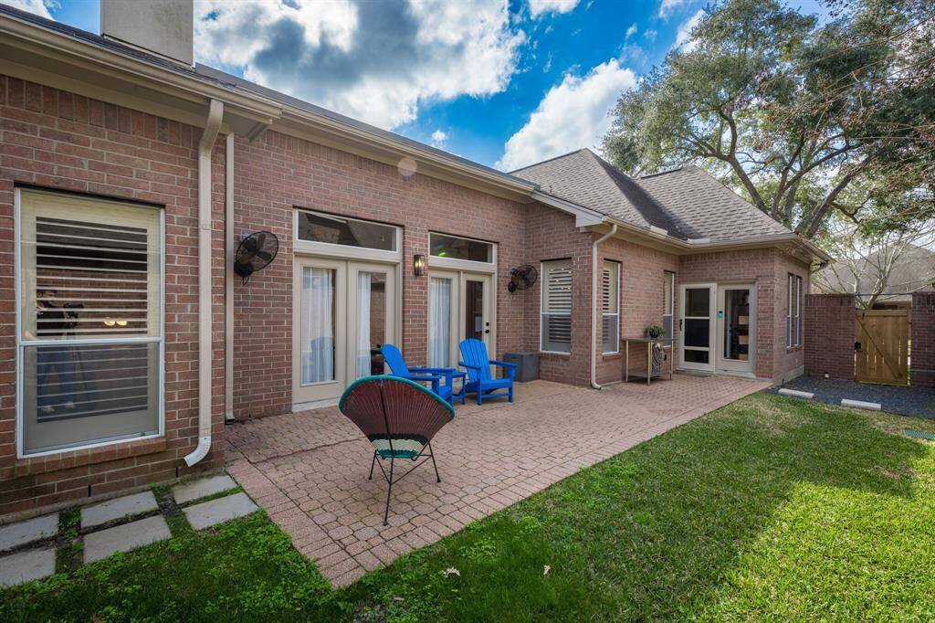Huge backyard perfect for entertaining.