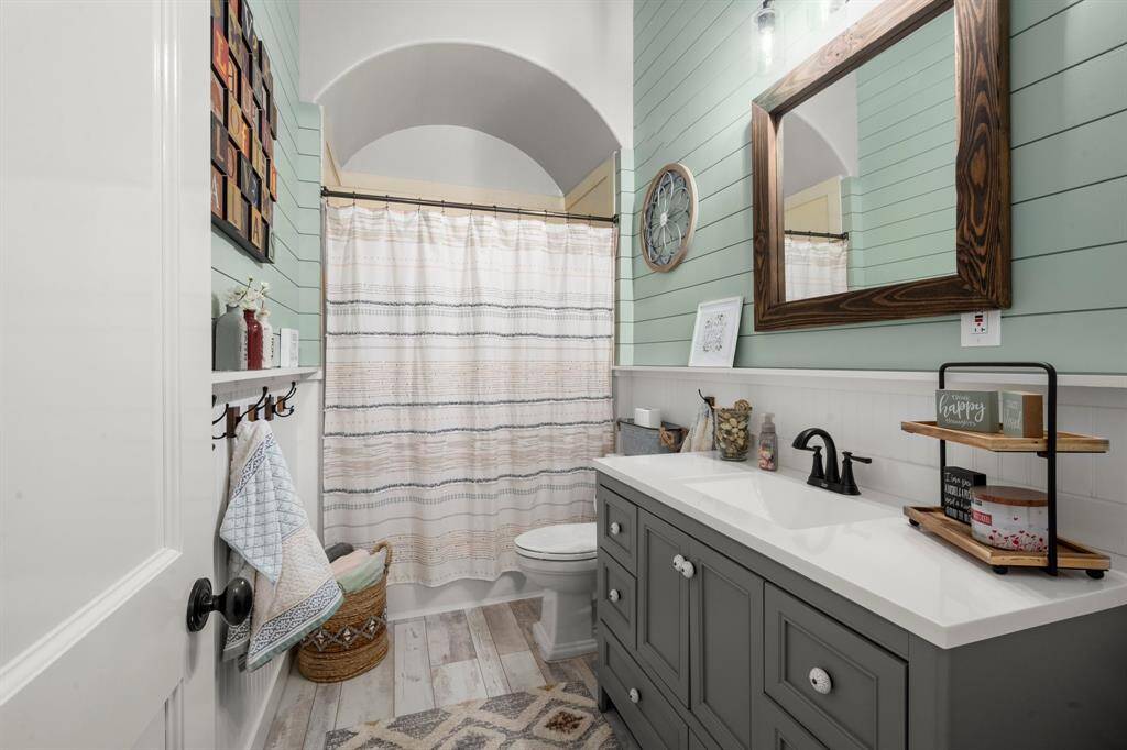 Hall bathroom.