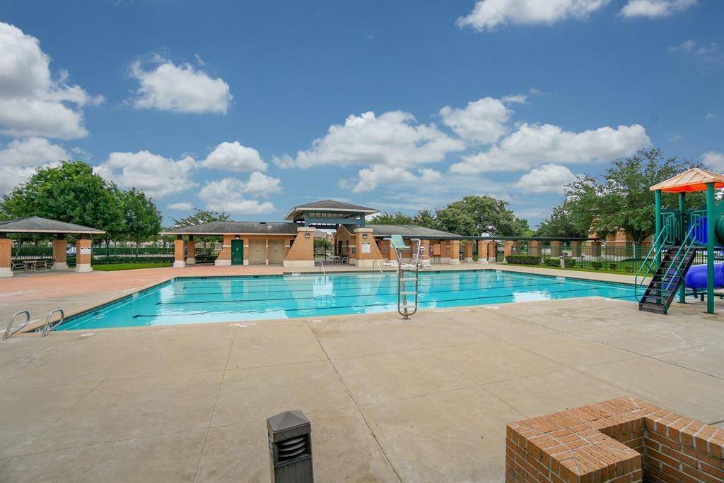 Surrounded by wonderful green spaces, Grand Oaks features walking trails, an a Olympic-size swimming pool with water slides, plus a pool for children and an excellent playground.