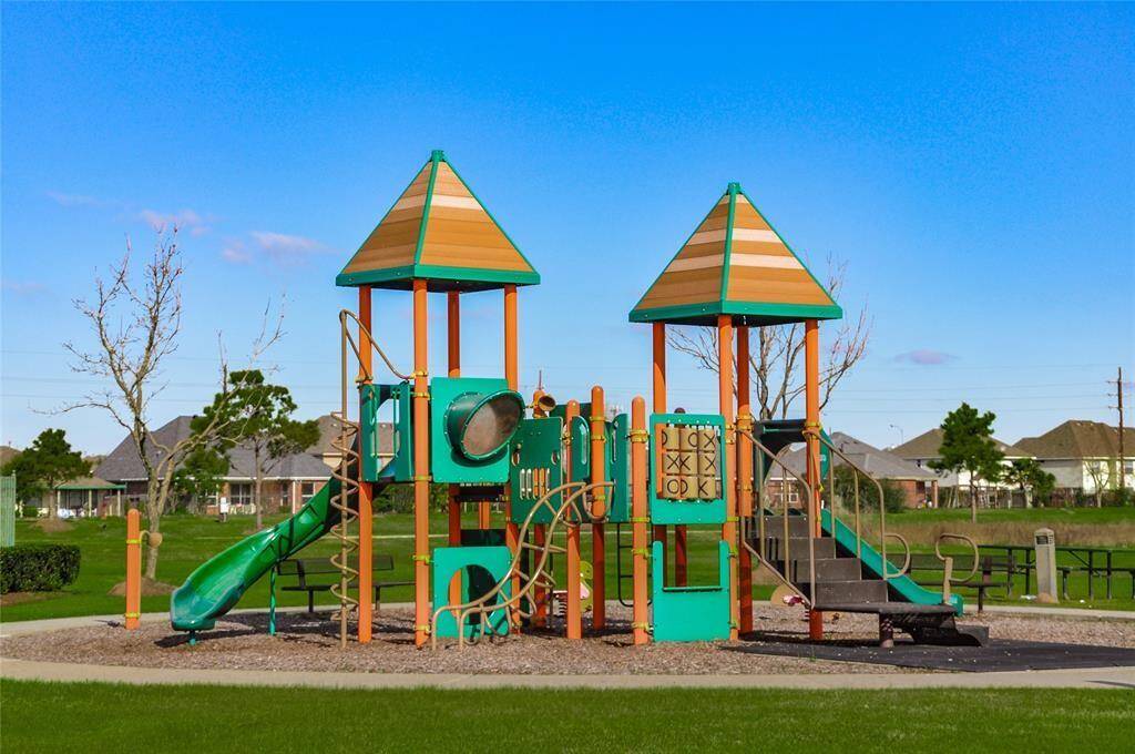 Surrounded by wonderful green spaces, Grand Oaks features walking trails, an a Olympic-size swimming pool with water slides, plus a pool for children and an excellent playground.