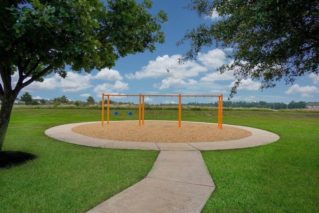 Surrounded by wonderful green spaces, Grand Oaks features walking trails, an a Olympic-size swimming pool with water slides, plus a pool for children and an excellent playground.