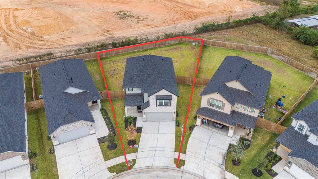 This home sits on a CUL-DE-SAC LOT with ample yard space in front and the back, lush landscaping and well-maintained yard!