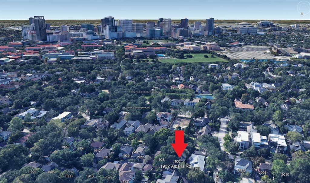 Just blocks away from Rice University, Zoo, and not far from the medical center.