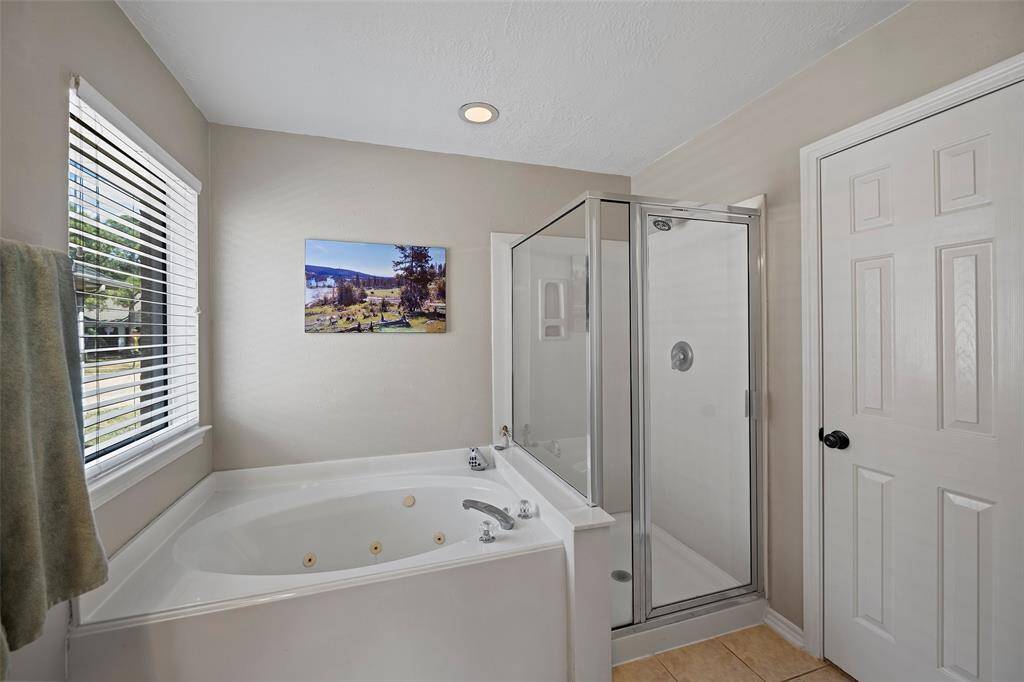 A separate whirlpool tub and glass enclosed shower allows you to make the choice of bubbles or steam!