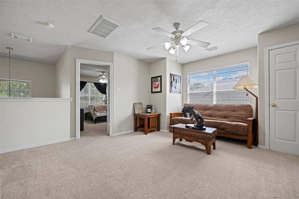 It also features a closet for storage, board games or keepsakes!