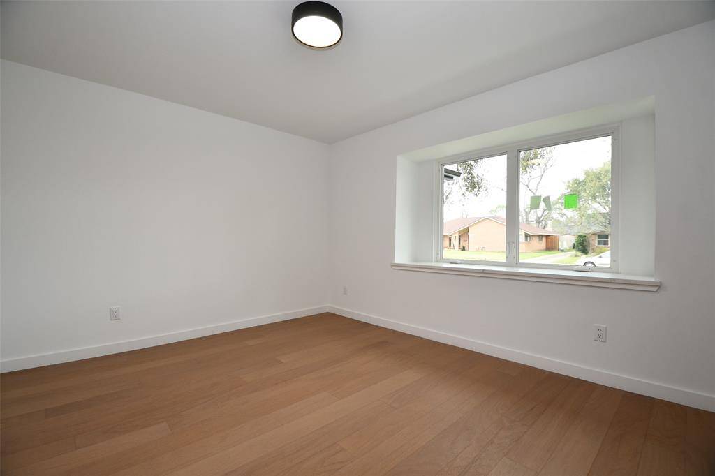 Which ever you need office or guest room, this is a great space.