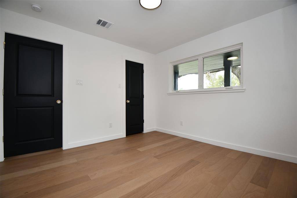This room has a walk in closet.
