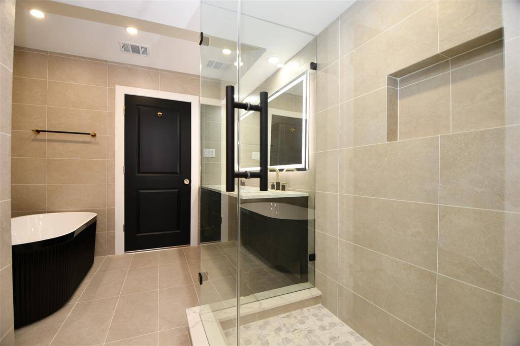 Oh did I mention the soaker tub?