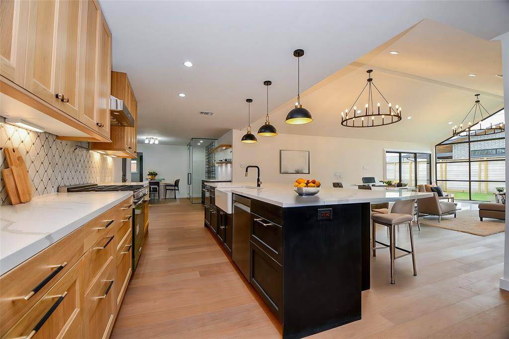 The home chef will be eager to create in this kitchen. Quartz counter tops, soft close drawers and cabinets, storage galore and under cabinet lighting.