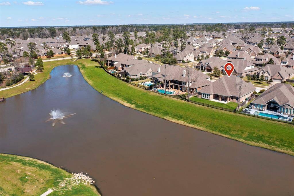 Beautiful views of community lake and fountains!