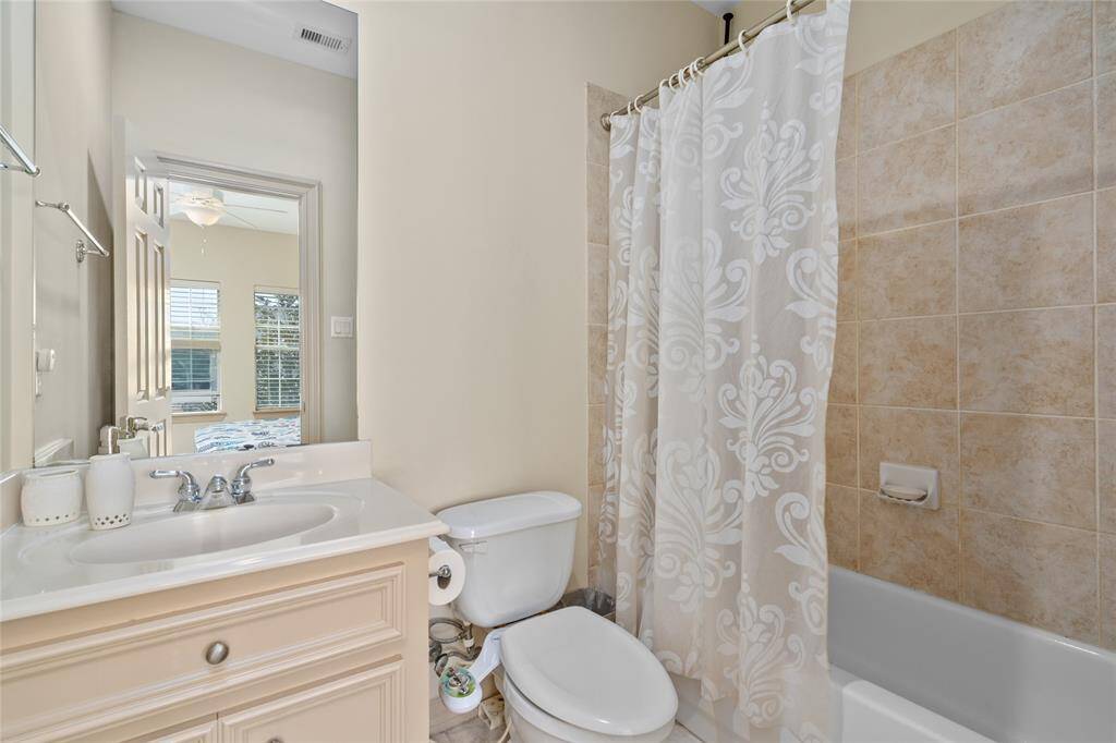 Ensuite bath for bedroom 4.