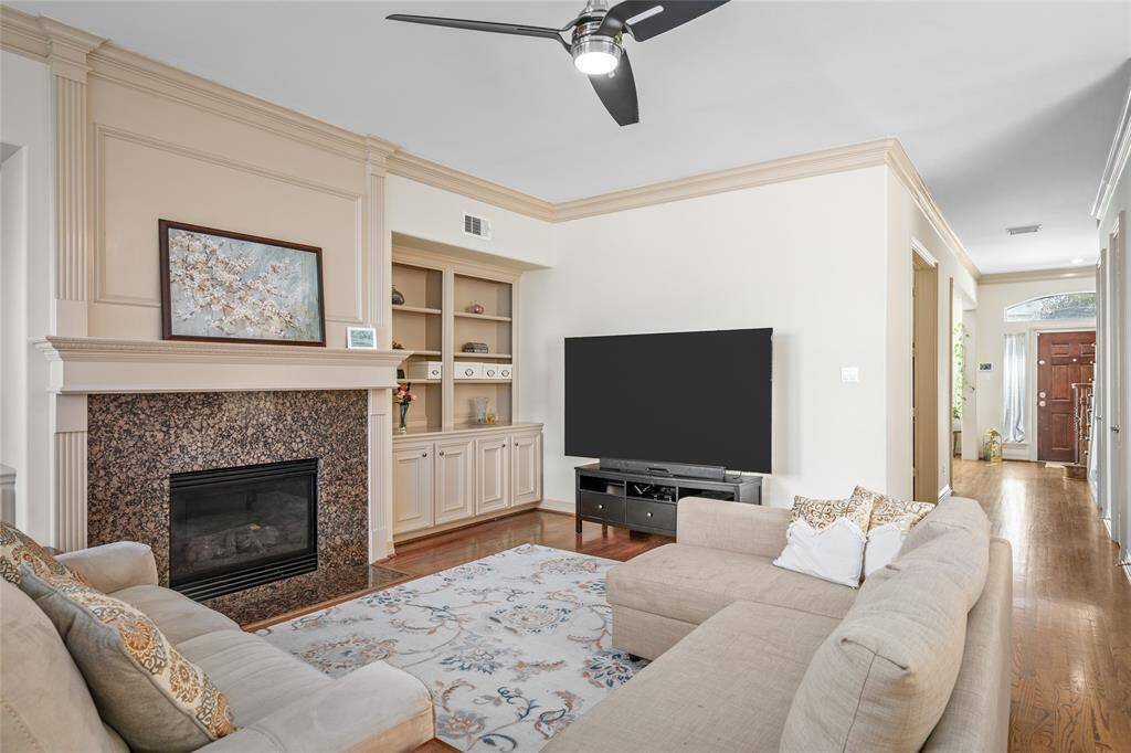 This view shows the floorplan, with hallway to the front door (right-hand side of photo).