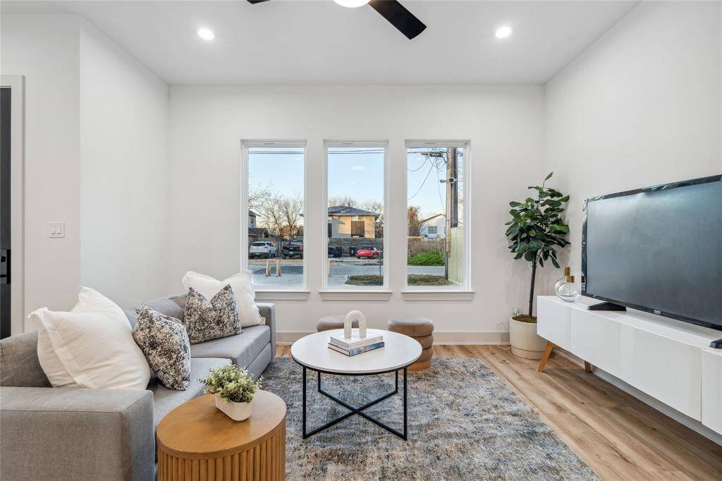 This bright and open living space is designed to maximize natural light and create a welcoming atmosphere, perfect for relaxation and everyday living.