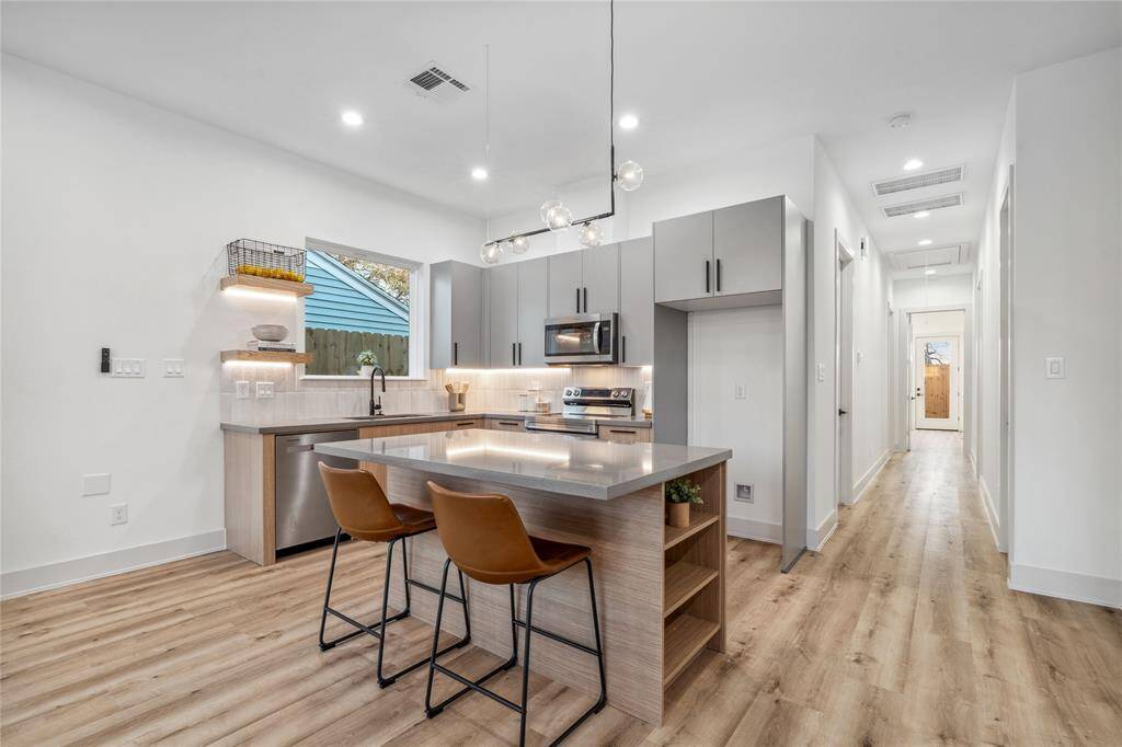 A stylish and convenient island offers the perfect opportunity for friends and family to keep you company.