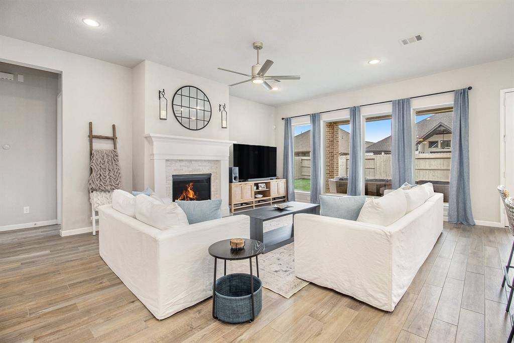 Welcome to this stunning kitchen /breakfast nook area, open to living room area with ceiling to floor windows.