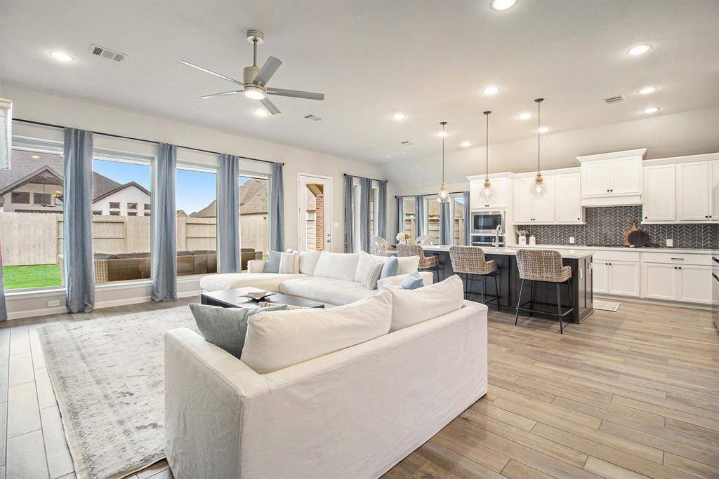 Living room open to kitchen areal. Great for entertaining & everyday life.