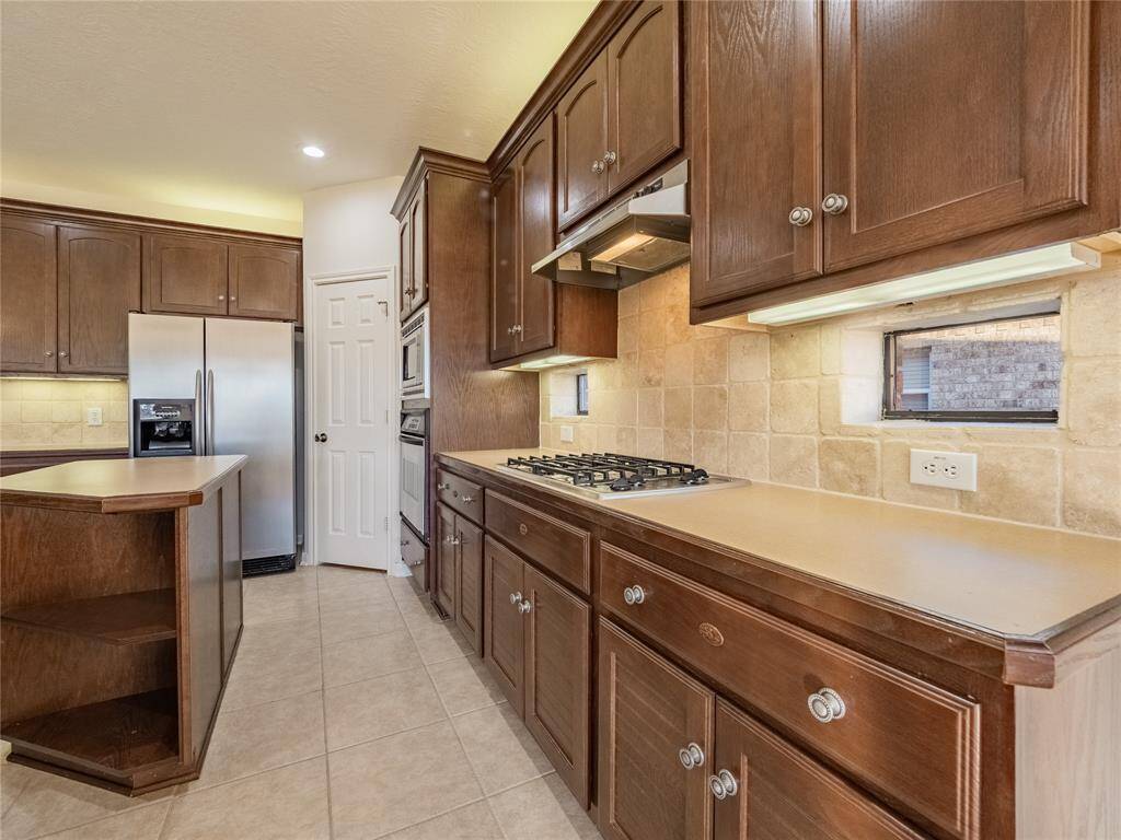 The home will be getting a BRAN-NEW ROOF AT THE SELLER'S EXPENSE. WATERHEARTER 2024, AND DISHWASHER 2025.