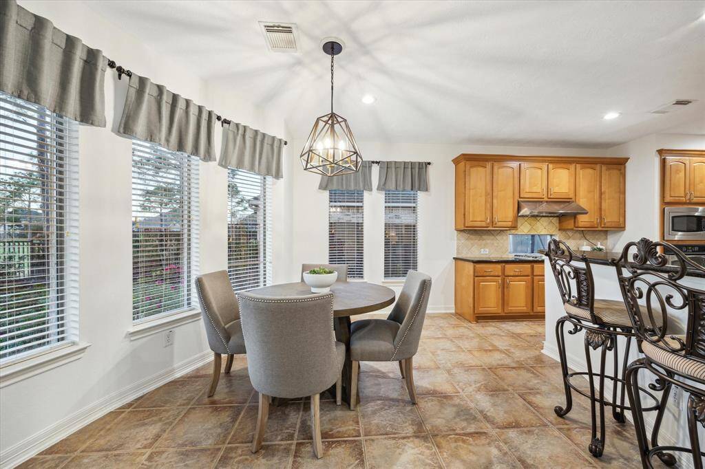 This space is perfect for enjoying morning coffee or casual meals, creating a warm and welcoming atmosphere.