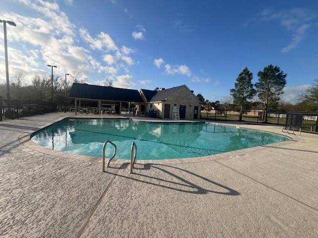 Community ammenities include a pool, splashpad, lake, picnic area, walking trails and a playground.