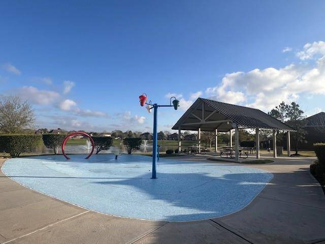 Family-friendly splash pad for endless summer fun!