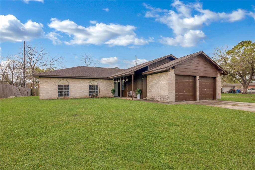 Welcome to 10014 Bayou Woods!