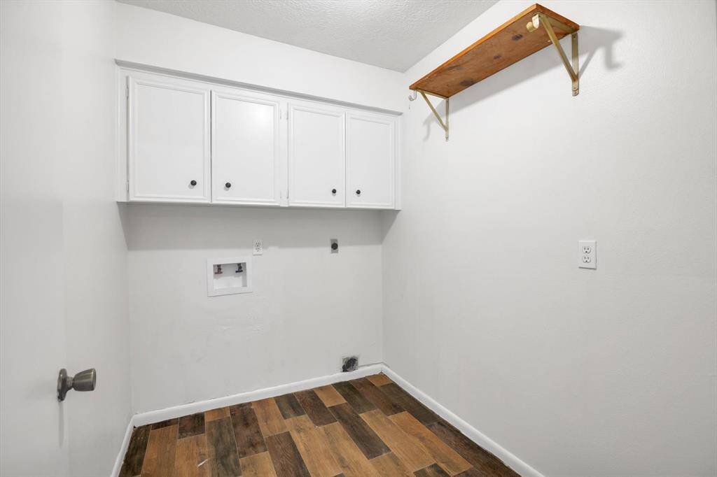 Great utility room with cabinets