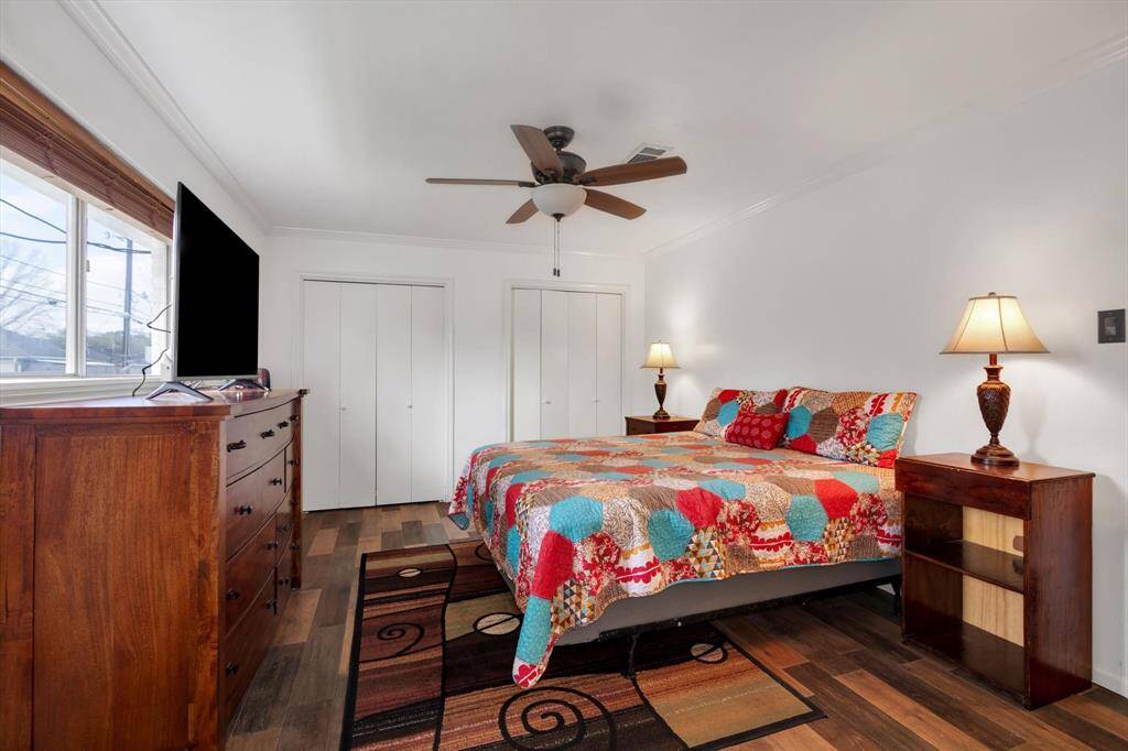Comfortably fits a king size bed and nightstands